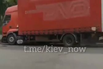 На Лук'янівці асфальт "поглинув" вантажівку - рух перекрито