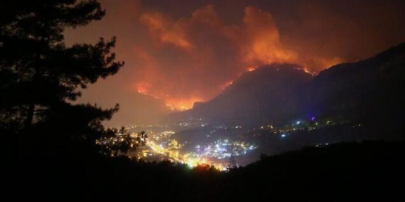 Популярные курорты Турции задыхаются от масштабного пожара: фото и видео ЧП