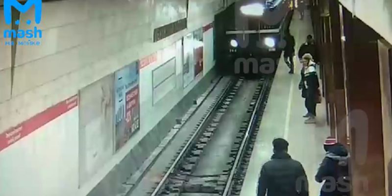 В Санкт-Петербурге девушка прыгнула под поезд метро и чудом выжила: шокирующее видео
