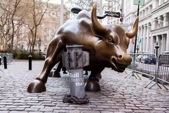 У Нью-Йорку біля статуї розлюченого бика активісти розмістили російську ракету