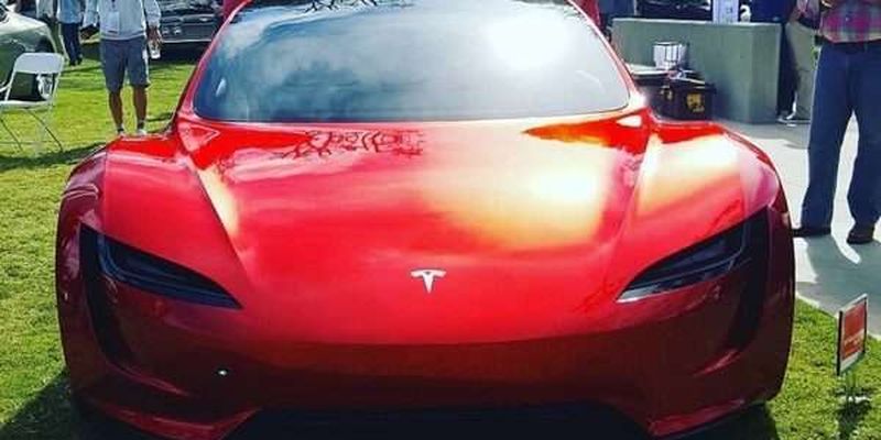 У Tesla представили супершвидкий та супервитривалий електрокар