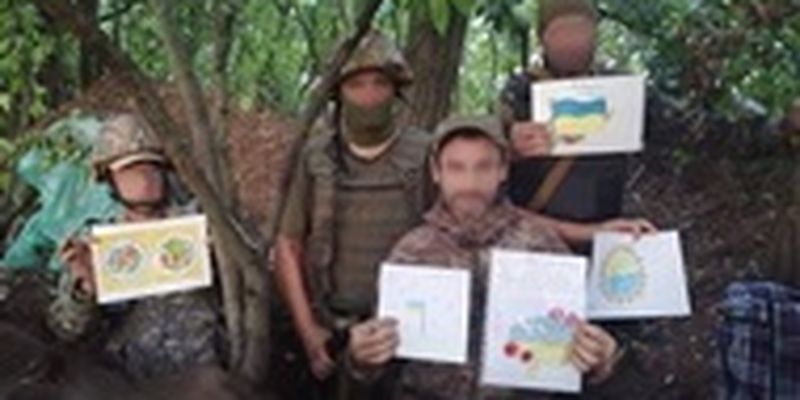 Дети Киевщины передали рисунки военным на фронт