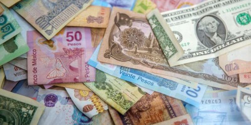 Долар і євро подешевшали після свят