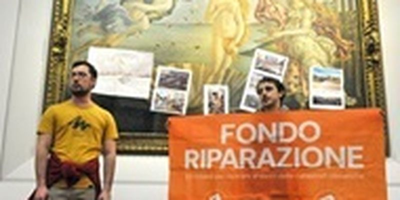 Во Флоренции экоактивисты приклеили наклейки на картину Сандро Боттичелли
