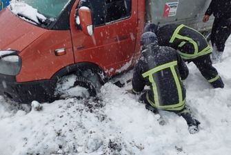 «Скорые», фуры и троллейбус: в ГСЧС рассказали, как вытаскивали транспорт из снежного плена