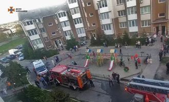 Под Киевом во время пожара в доме бойцы ГСЧС спасли 13 человек, из которых 5 – дети. Фото и подробности
