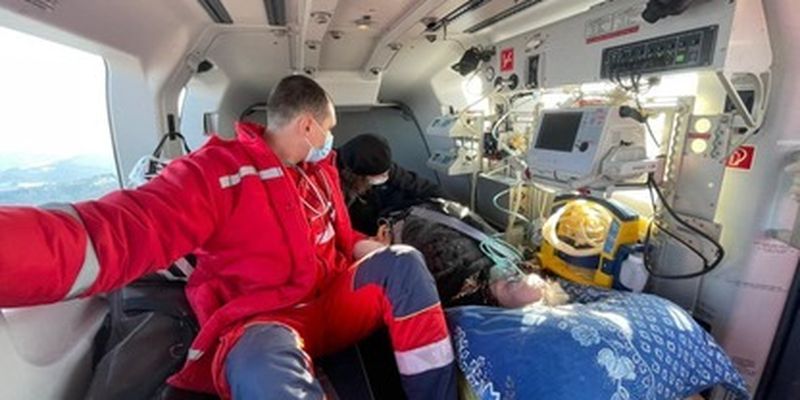 Впервые за десятилетия: в Украине на вертолете планово эвакуировали больного, фото и видео