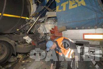 Крупное ДТП под Киевом: на трассе столкнулись автоцистерна и фура