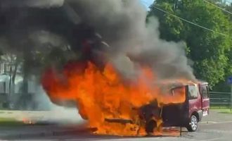 Машину мгновенно охватило пламя: в Киеве на дороге загорелся автомобиль - видео