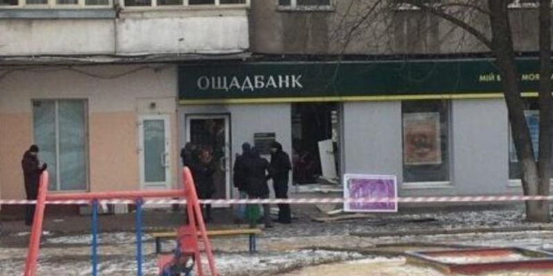 "Нічого не повернули": банкомати Ощадбанку "їдять" гроші українців, готівки не дочекатися