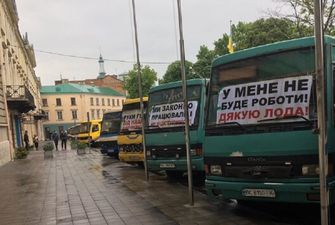 Десятки маршруток заблокировали движение в центре Львова: что произошло