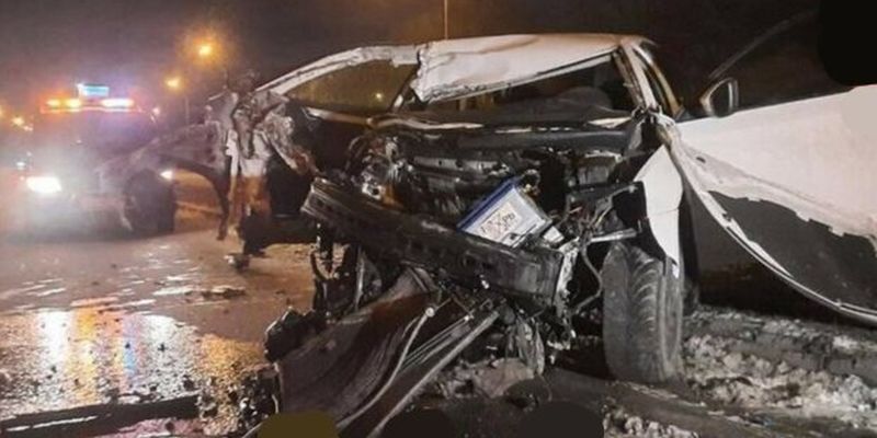 В Киеве авто разорвало на части после аварии: кадры с места серьезного ДТП