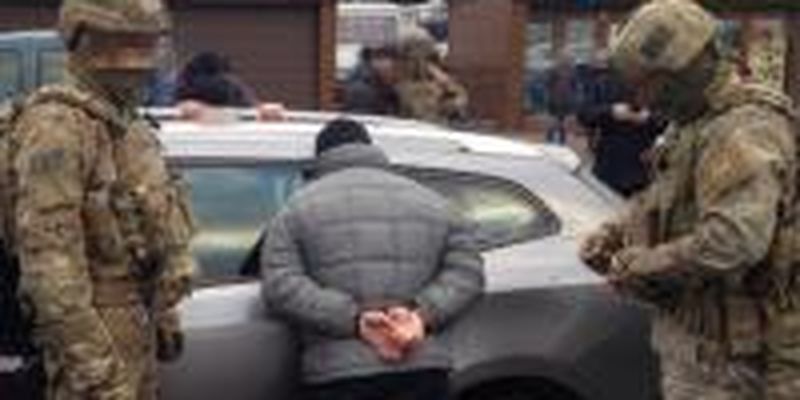В Ровно мужчина возле торгового центра пытался продать 60 килограммов ртути