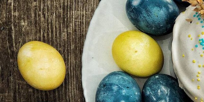 Чем покрасить яйца на Пасху в желтый и синий цвета: понадобятся только натуральные компоненты