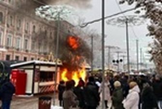 Пожар возле Софийской площади: горит киоск