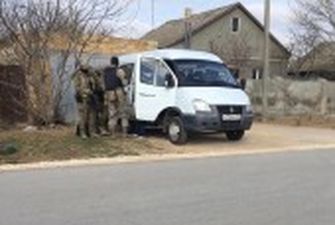 В окупованому Криму нові обшуки у помешканні кримських татар. Одного з чоловіків вивезли