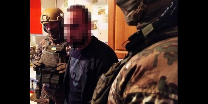 Вымогали несуществующий долг, угрожали и грабили: в Одессе задержали опасную банду