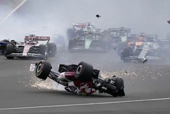 Ужасная авария в Формуле-1: болид пилота перевернулся вверх дном и влетел в ограждение