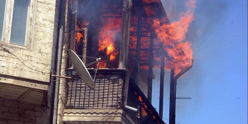 Огонь распространялся от кучки непогашенных окурков: В Мелитополе горел многоэтажный дом с людьми