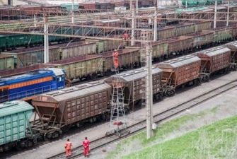 Вантажні перевезення залізницею в Україні за 11 міс. впали на 50%