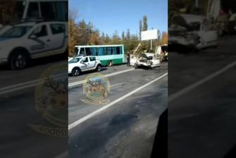 Под Одессой легковушка столкнулась с автобусом: один человек погиб, четверо пострадали