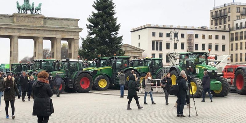 Немецкие фермеры на тракторах перекрыли центр Берлина