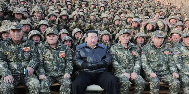 Ким Чен Ын позировал с солдатами и призвал усиленнее готовиться к войне