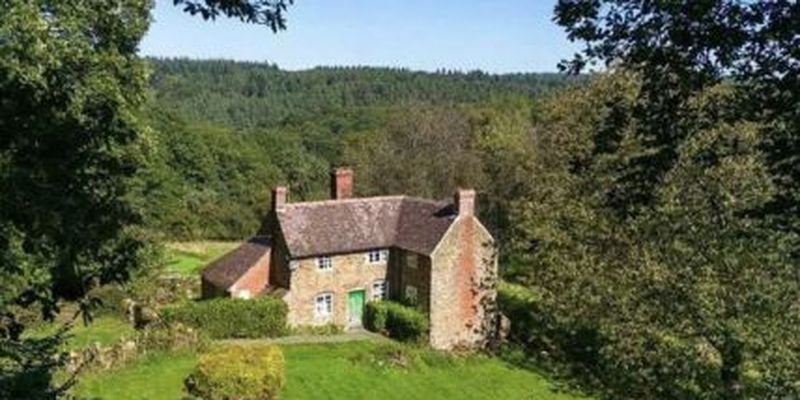 В Англии продают заброшенный 400-летний дом: что ждет покупателей