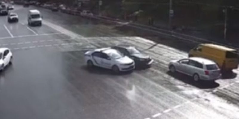 В Києві патрульний автомобіль спровокував потрійне ДТП