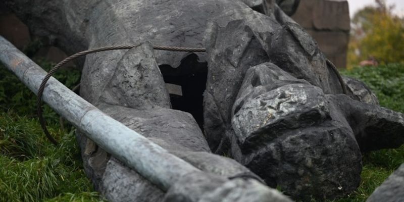 В Закарпатье демонтировали памятник советскому солдату