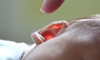Лишь 16 минут – и малыш слышит "почти идеально": врачи провели уникальную операцию против глухоты