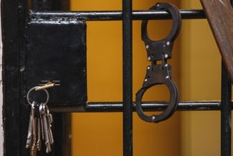 Двух чиновников-взяточников Днепропетровской таможни приговорили к заключению