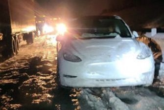 Водитель Tesla продержался 14 часов в снежную бурю и не разрядил батарею