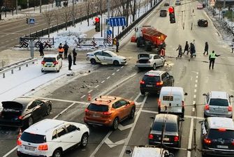 Первый день зимы: в центре Киева большое ДТП с пятью автомобилями