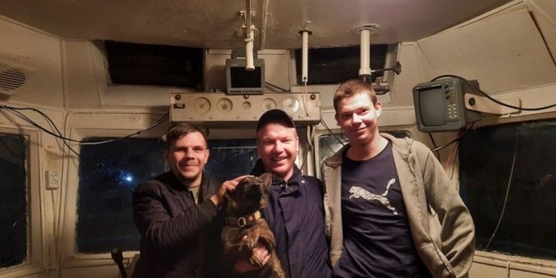 Моряк с буксира «Яны Капу» показал собаку Джесси, побывавшую в российском плену