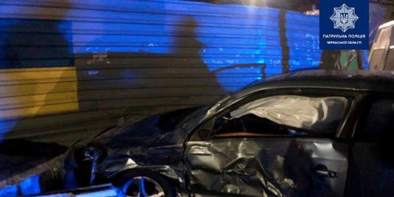 В Черкассах легковушка врезалась в грузовой фургон Mercedes
