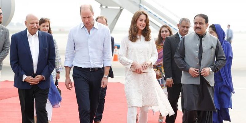 У білосніжному вбранні: Кейт Міддлтон і принц Вільям прилетіли у Лахор