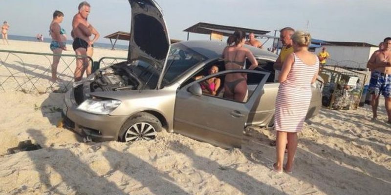 В Кирилловке девушка на автомобиле влетела прямо на пляж