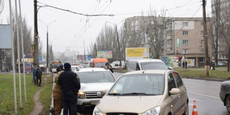 В Николаеве на выезде с парковки столкнулись Renault и Hyundai