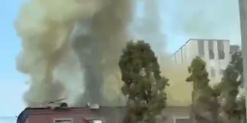 Пряме потрапляння: у Донецьку горить будівля “прокуратури ДНР”