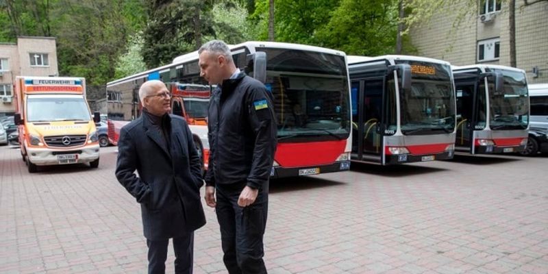 До Києва прибув мер Гамбурга: передав автобуси та карети швидкої допомоги