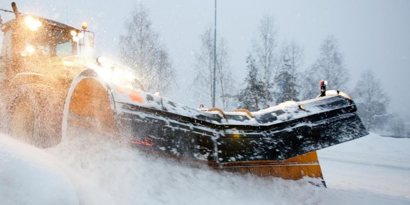 В России коммунальщики устроили дрифт на снегоуборочной технике