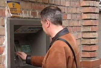 Приват и Ощад изменили правила снятия налички: сколько выдаст банкомат