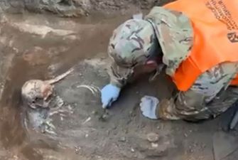 Археологи показали розкопки в кургані