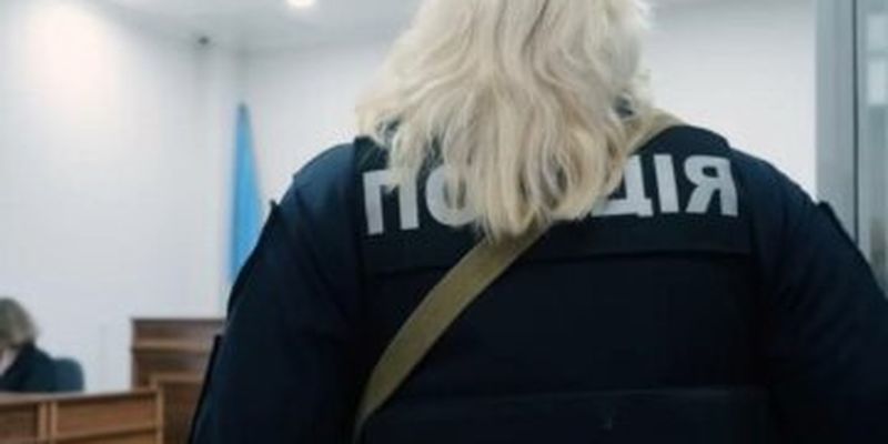 Скандал в украинской гимназии: полицейская угрожала сдать родителей детей в ТЦК