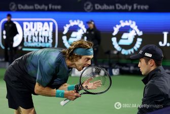 Матерился и закатил истерику: российского теннисиста дисквалифицировали в полуфинале супертурнира в ОАЭ. Видео