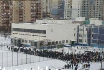 В Киеве "заминировали" школы - детей эвакуируют: фото