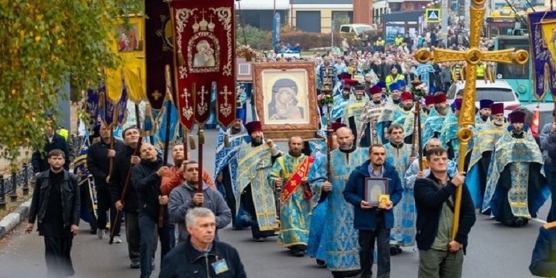 В Сумах тысячи верующих УПЦ прошли крестным ходом с чудотворной иконой Богородицы