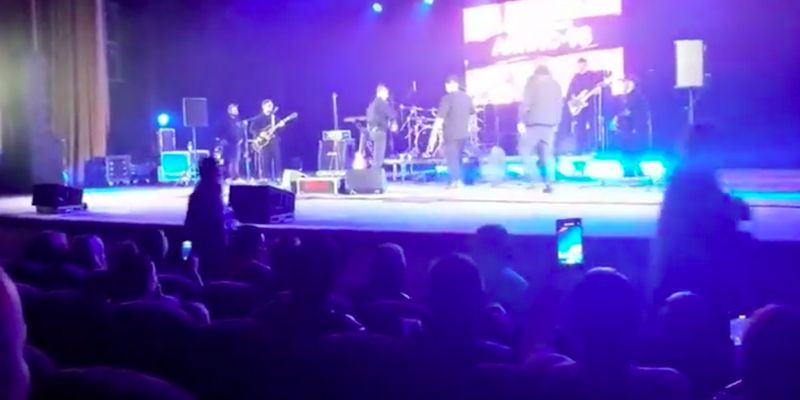 Сергей Михалок ударил зрителя на сцене во время концерта