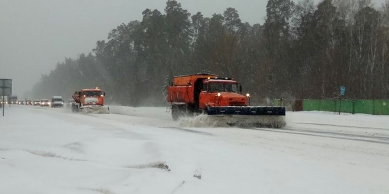 В четырнадцати областях – снег с дождем: дороги чистят около 1400 единиц техники
